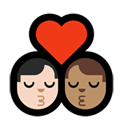 👨🏻‍❤️‍💋‍👨🏽 Emoji sich küssendes Paar - Mann: helle Hautfarbe, Mann: helle Hautfarbe Microsoft Windows 11.