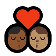 👨🏾‍❤️‍💋‍👨🏽 Emoji sich küssendes Paar - Mann: mitteldunkle Hautfarbe, Mann: mittlere Hautfarbe Microsoft Windows 11.