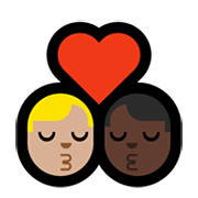 👨🏼‍❤️‍💋‍👨🏿 Emoji sich küssendes Paar - Mann: mittelhelle Hautfarbe, Mann: dunkle Hautfarbe Microsoft Windows 11.
