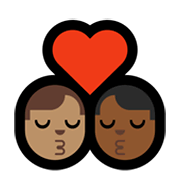 👨🏽‍❤️‍💋‍👨🏾 Emoji sich küssendes Paar - Mann: mittelhelle Hautfarbe Microsoft Windows 11.