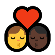 👨‍❤️‍💋‍👨🏿 Emoji sich küssendes Paar - Mann, Mann: dunkle Hautfarbe Microsoft Windows 11.