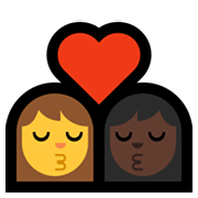 👩‍❤️‍💋‍👩🏿 Emoji sich küssendes Paar Frau, Frau: mittelhelle Hautfarbe, dunkle Hautfarbe Microsoft Windows 11.