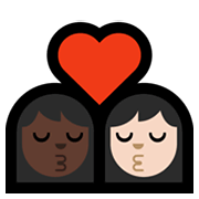 👩🏿‍❤️‍💋‍👩🏻 Emoji sich küssendes Paar - Frau: dunkle Hautfarbe, Frau: helle Hautfarbe Microsoft Windows 11.