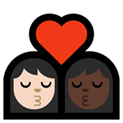 👩🏻‍❤️‍💋‍👩🏿 Emoji sich küssendes Paar - Frau, Frau: helle Hautfarbe, dunkle Hautfarbe Microsoft Windows 11.