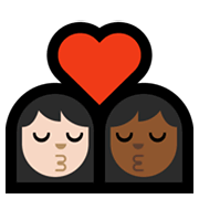 👩🏻‍❤️‍💋‍👩🏾 Emoji sich küssendes Paar - Frau: helle Hautfarbe, Frau: mitteldunkle Hautfarbe Microsoft Windows 11.