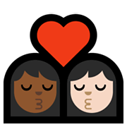 👩🏾‍❤️‍💋‍👩🏻 Emoji sich küssendes Paar - Frau: mitteldunkle Hautfarbe, Frau: helle Hautfarbe Microsoft Windows 11.