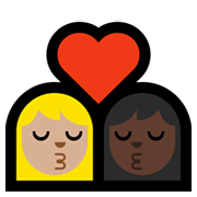 👩🏼‍❤️‍💋‍👩🏿 Emoji sich küssendes Paar - Frau: helle Hautfarbe, Frau: dunkle Hautfarbe Microsoft Windows 11.