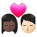 👨🏿‍❤️‍💋‍👩🏻 Emoji sich küssendes Paar - Mann: dunkle Hautfarbe, Frau: helle Hautfarbe Samsung One UI 4.0 January 2022.