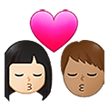 👨🏻‍❤️‍💋‍👩🏽 Emoji Beso - Hombre: Tono De Piel Claro, Mujer: Tono De Piel Medio en Samsung One UI 4.0 January 2022.