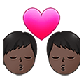 👨🏿‍❤️‍💋‍👨🏿 Emoji sich küssendes Paar - Mann: dunkle Hautfarbe, Mann: dunkle Hautfarbe Samsung One UI 4.0 January 2022.
