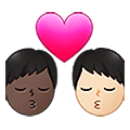 Emoji 👨🏿‍❤️‍💋‍👨🏻 Bacio Tra Coppia - Uomo: Carnagione Scura, Uomo: Carnagione Chiara su Samsung One UI 4.0 January 2022.