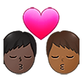 👨🏿‍❤️‍💋‍👨🏾 Emoji sich küssendes Paar - Mann: dunkle Hautfarbe, Mann: mitteldunkle Hautfarbe Samsung One UI 4.0 January 2022.