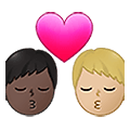 Emoji 👨🏿‍❤️‍💋‍👨🏼 Bacio Tra Coppia - Uomo: Carnagione Scura, Uomo: Carnagione Abbastanza Chiara su Samsung One UI 4.0 January 2022.