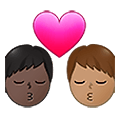 👨🏿‍❤️‍💋‍👨🏽 Emoji sich küssendes Paar - Mann: dunkle Hautfarbe, Mann: mittlere Hautfarbe Samsung One UI 4.0 January 2022.