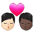 👨🏻‍❤️‍💋‍👨🏿 Emoji sich küssendes Paar - Mann: helle Hautfarbe, Mann: dunkle Hautfarbe Samsung One UI 4.0 January 2022.
