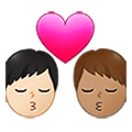 👨🏻‍❤️‍💋‍👨🏽 Emoji sich küssendes Paar - Mann: helle Hautfarbe, Mann: helle Hautfarbe Samsung One UI 4.0 January 2022.