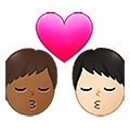 👨🏾‍❤️‍💋‍👨🏻 Emoji sich küssendes Paar - Mann: mitteldunkle Hautfarbe, Mann: helle Hautfarbe Samsung One UI 4.0 January 2022.