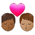 👨🏾‍❤️‍💋‍👨🏽 Emoji sich küssendes Paar - Mann: mitteldunkle Hautfarbe, Mann: mittlere Hautfarbe Samsung One UI 4.0 January 2022.