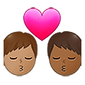 👨🏽‍❤️‍💋‍👨🏾 Emoji Beijo - Homem: Pele Morena Clara na Samsung One UI 4.0 January 2022.