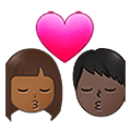 👨🏾‍❤️‍💋‍👩🏿 Emoji Beso - Hombre: Tono De Piel Oscuro Medio, Mujer: Tono De Piel Oscuro en Samsung One UI 4.0 January 2022.