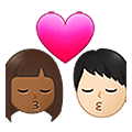 👨🏾‍❤️‍💋‍👩🏻 Emoji Beso - Hombre: Tono De Piel Oscuro Medio, Mujer: Tono De Piel Claro en Samsung One UI 4.0 January 2022.