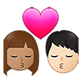 Emoji 👨🏽‍❤️‍💋‍👩🏻 Bacio Tra Coppia - Uomo: Carnagione Olivastra, Donna: Carnagione Chiara su Samsung One UI 4.0 January 2022.