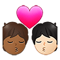 🧑🏾‍❤️‍💋‍🧑🏻 Emoji sich küssendes Paar: Person, Person, mitteldunkle Hautfarbe, helle Hautfarbe Samsung One UI 4.0 January 2022.