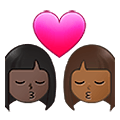 👩🏿‍❤️‍💋‍👩🏾 Emoji Beso - Mujer: Tono De Piel Oscuro, Mujer: Tono De Piel Oscuro Medio en Samsung One UI 4.0 January 2022.