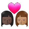 👩🏿‍❤️‍💋‍👩🏽 Emoji sich küssendes Paar - Frau: dunkle Hautfarbe, Frau: mittlere Hautfarbe Samsung One UI 4.0 January 2022.