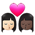 👩🏻‍❤️‍💋‍👩🏿 Emoji sich küssendes Paar - Frau, Frau: helle Hautfarbe, dunkle Hautfarbe Samsung One UI 4.0 January 2022.