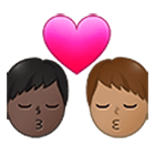 👨🏿‍❤️‍💋‍👨🏽 Emoji sich küssendes Paar - Mann: dunkle Hautfarbe, Mann: mittlere Hautfarbe Samsung One UI 4.0.