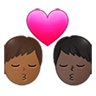 👨🏾‍❤️‍💋‍👨🏿 Emoji sich küssendes Paar - Mann: mitteldunkle Hautfarbe, Mann: dunkle Hautfarbe Samsung One UI 4.0.