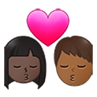 👩🏿‍❤️‍💋‍👨🏾 Emoji sich küssendes Paar - Frau: dunkle Hautfarbe, Mann: mitteldunkle Hautfarbe Samsung One UI 4.0.