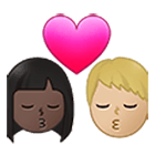 👩🏿‍❤️‍💋‍👨🏼 Emoji Beijo - Mulher: Pele Escura, Homem: Pele Morena Clara na Samsung One UI 4.0.