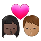 👩🏿‍❤️‍💋‍👨🏽 Emoji Beso - Mujer: Tono De Piel Oscuro, Hombre: Tono De Piel Medio en Samsung One UI 4.0.