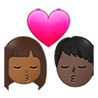👩🏾‍❤️‍💋‍👨🏿 Emoji Beso - Mujer: Tono De Piel Oscuro Medio, Hombre: Tono De Piel Oscuro en Samsung One UI 4.0.