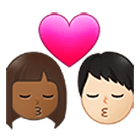 👩🏾‍❤️‍💋‍👨🏻 Emoji sich küssendes Paar Frau: mitteldunkle Hautfarbe, Mann: helle Hautfarbe Samsung One UI 4.0.