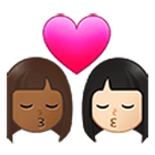 👩🏾‍❤️‍💋‍👩🏻 Emoji sich küssendes Paar - Frau: mitteldunkle Hautfarbe, Frau: helle Hautfarbe Samsung One UI 4.0.