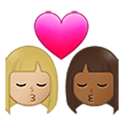 👩🏼‍❤️‍💋‍👩🏾 Emoji sich küssendes Paar - Frau: helle Hautfarbe, Frau: mitteldunkle Hautfarbe Samsung One UI 4.0.