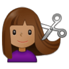 Émoji 💇🏽‍♀️ Femme Qui Se Fait Couper Les Cheveux : Peau Légèrement Mate sur Samsung One UI 4.0.