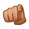 Emoji 🫵🏽 İndice Che Punta Allo Spettatore: Carnagione Olivastra su Samsung One UI 5.0.