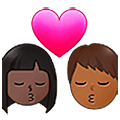 👨🏿‍❤️‍💋‍👩🏾 Emoji sich küssendes Paar - Mann: dunkle Hautfarbe, Frau: mittelhelle Hautfarbe Samsung One UI 5.0.