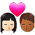Emoji 👨🏻‍❤️‍💋‍👩🏾 Bacio Tra Coppia - Uomo: Carnagione Chiara, Donna: Carnagione Abbastanza Scura su Samsung One UI 5.0.