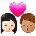Emoji 👨🏻‍❤️‍💋‍👩🏽 Bacio Tra Coppia - Uomo: Carnagione Chiara, Donna: Carnagione Olivastra su Samsung One UI 5.0.