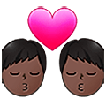 👨🏿‍❤️‍💋‍👨🏿 Emoji sich küssendes Paar - Mann: dunkle Hautfarbe, Mann: dunkle Hautfarbe Samsung One UI 5.0.