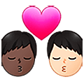 👨🏿‍❤️‍💋‍👨🏻 Emoji sich küssendes Paar - Mann: dunkle Hautfarbe, Mann: helle Hautfarbe Samsung One UI 5.0.