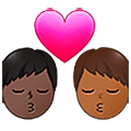 Emoji 👨🏿‍❤️‍💋‍👨🏾 Bacio Tra Coppia - Uomo: Carnagione Scura, Uomo: Carnagione Abbastanza Scura su Samsung One UI 5.0.
