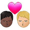 👨🏿‍❤️‍💋‍👨🏼 Emoji sich küssendes Paar - Mann: dunkle Hautfarbe, Mann: mittelhelle Hautfarbe Samsung One UI 5.0.