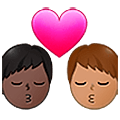 👨🏿‍❤️‍💋‍👨🏽 Emoji Beso - Hombre: Tono De Piel Oscuro, Hombre: Tono De Piel Medio en Samsung One UI 5.0.