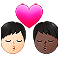 👨🏻‍❤️‍💋‍👨🏿 Emoji sich küssendes Paar - Mann: helle Hautfarbe, Mann: dunkle Hautfarbe Samsung One UI 5.0.